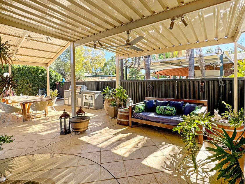 Family Comfort, Entertainer’s Paradise & Stunning Mt Gillen Views