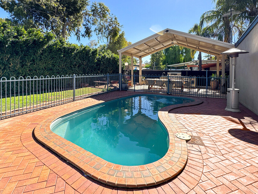 Family Comfort, Entertainer’s Paradise & Stunning Mt Gillen Views