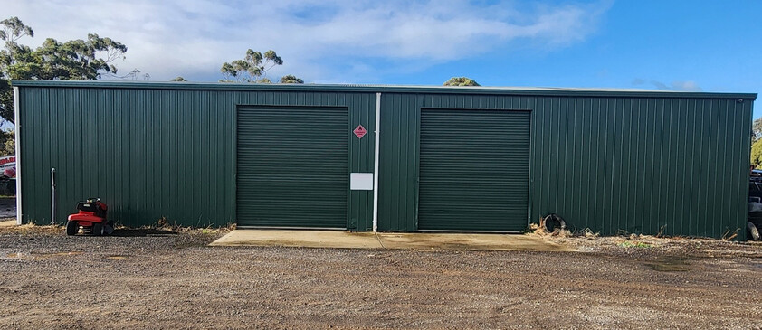 FREEHOLD SALE : 3 WAREHOUSES ON 4491SQM INDUSTRIAL 1 ZONED LAND WITH QUALITY CHAINSAW BUSINESS