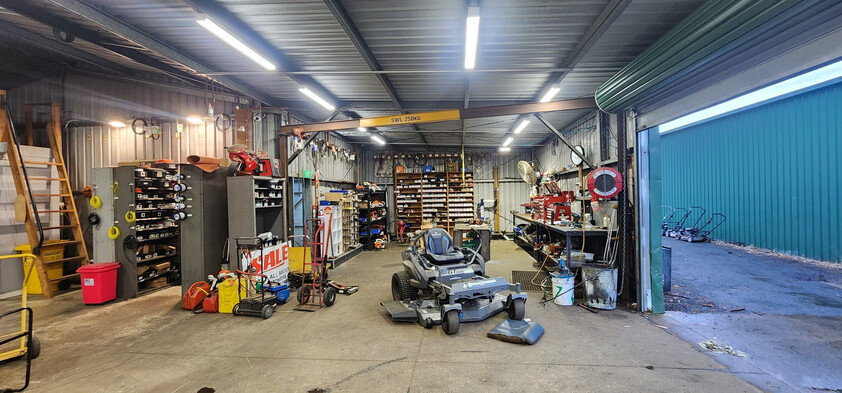 FREEHOLD SALE : 3 WAREHOUSES ON 4491SQM INDUSTRIAL 1 ZONED LAND WITH QUALITY CHAINSAW BUSINESS