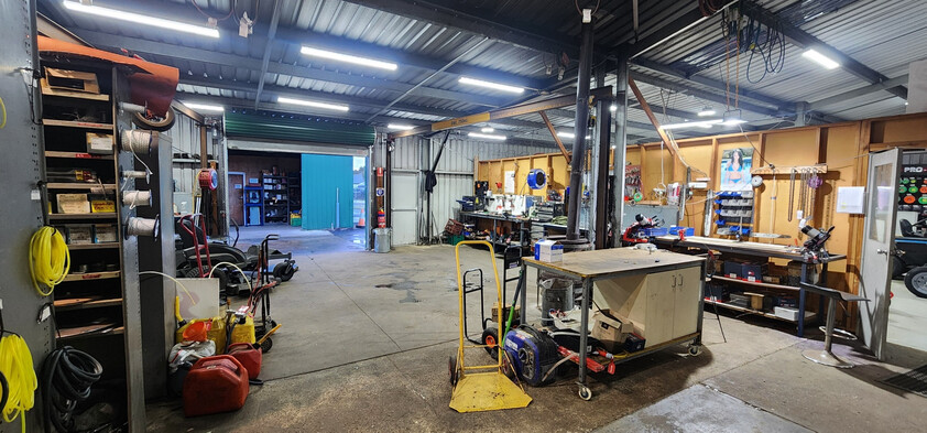 FREEHOLD SALE : 3 WAREHOUSES ON 4491SQM INDUSTRIAL 1 ZONED LAND WITH QUALITY CHAINSAW BUSINESS