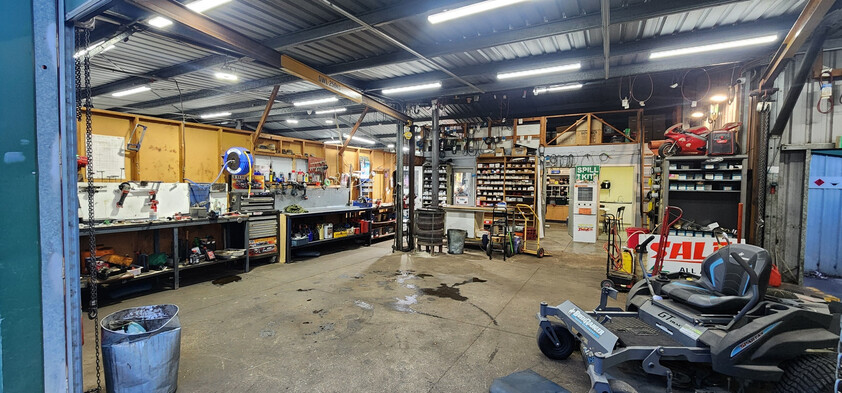 FREEHOLD SALE : 3 WAREHOUSES ON 4491SQM INDUSTRIAL 1 ZONED LAND WITH QUALITY CHAINSAW BUSINESS