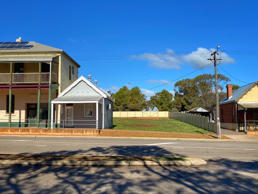 Commercial Development Opportunity plus a rental return!