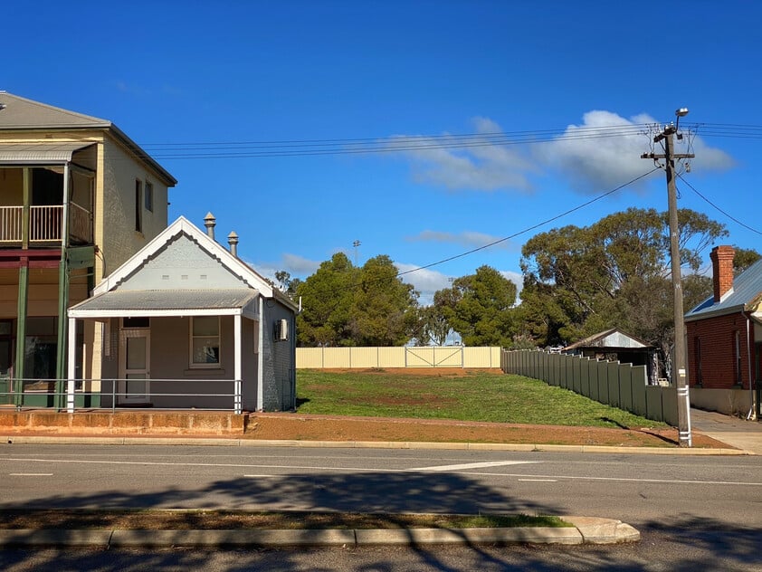 Commercial Development Opportunity plus a rental return!