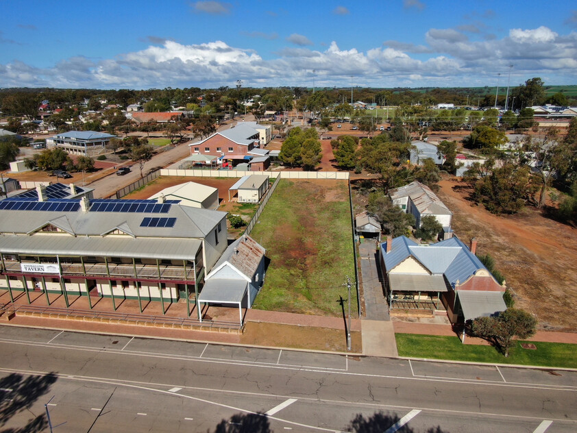 Commercial Development Opportunity plus a rental return!