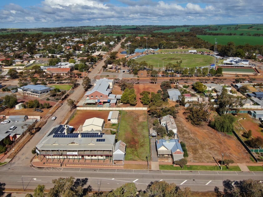 Commercial Development Opportunity plus a rental return!