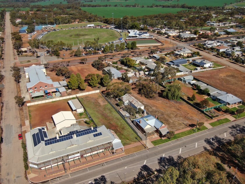 Commercial Development Opportunity plus a rental return!
