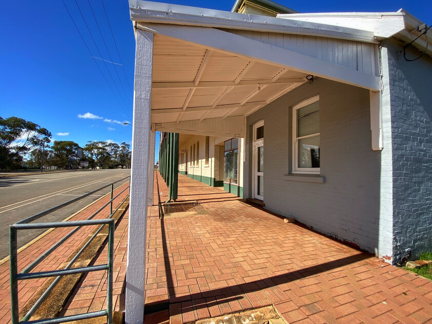 Commercial Development Opportunity plus a rental return!