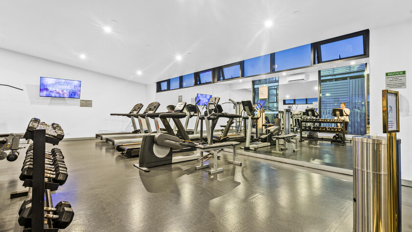 Stylish Southbank Apartment with Premium Amenities & City Convenience