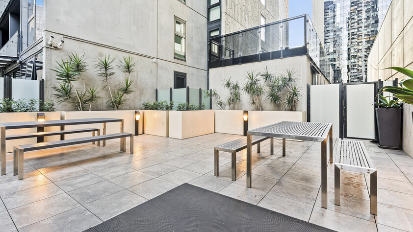 Stylish Southbank Apartment with Premium Amenities & City Convenience