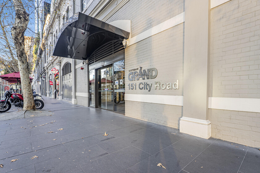 Stylish Southbank Apartment with Premium Amenities & City Convenience