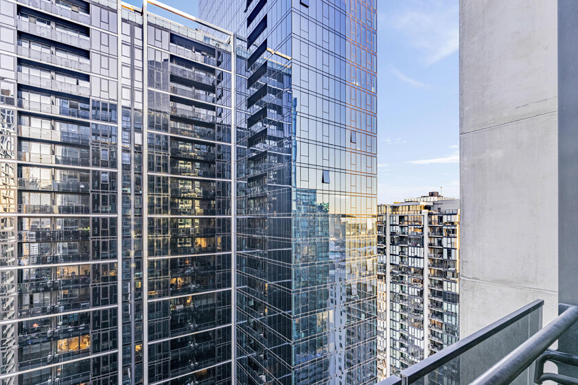Stylish Southbank Apartment with Premium Amenities & City Convenience