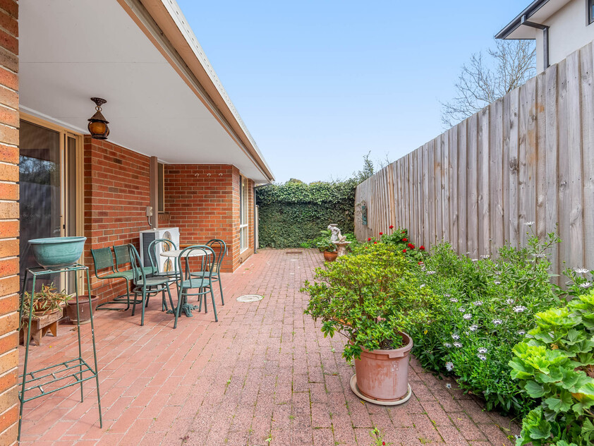 Your Carefree Lifestyle Awaits: Spacious, Freehold Living in Blackburn South