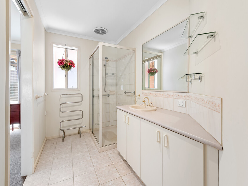 Your Carefree Lifestyle Awaits: Spacious, Freehold Living in Blackburn South