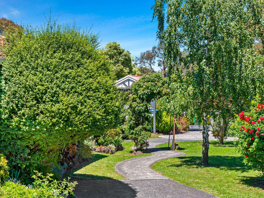 Your Carefree Lifestyle Awaits: Spacious, Freehold Living in Blackburn South