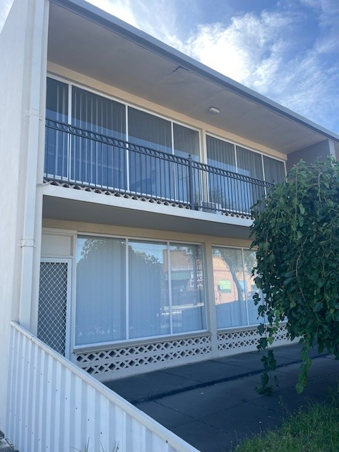 Refurbished Large One Bedroom PLUS small study, Apartment unit with Large Living area , Great location.
