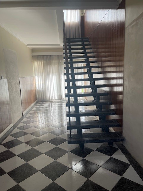 Refurbished Large One Bedroom PLUS small study, Apartment unit with Large Living area , Great location.