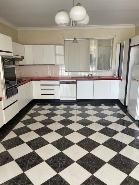 Refurbished Large One Bedroom PLUS small study, Apartment unit with Large Living area , Great location.