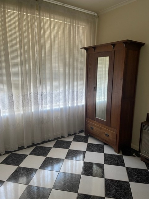 Refurbished Large One Bedroom PLUS small study, Apartment unit with Large Living area , Great location.