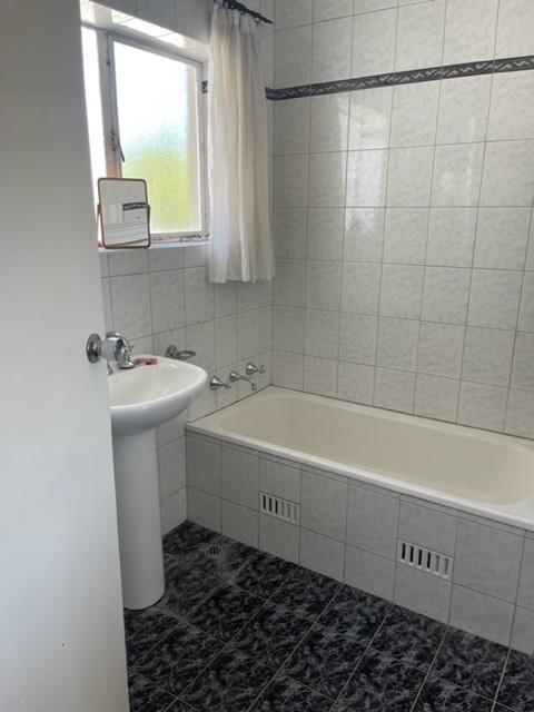 Refurbished Large One Bedroom PLUS small study, Apartment unit with Large Living area , Great location.