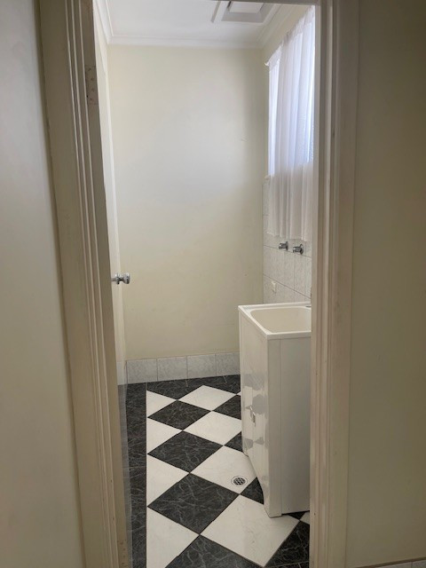 Refurbished Large One Bedroom PLUS small study, Apartment unit with Large Living area , Great location.