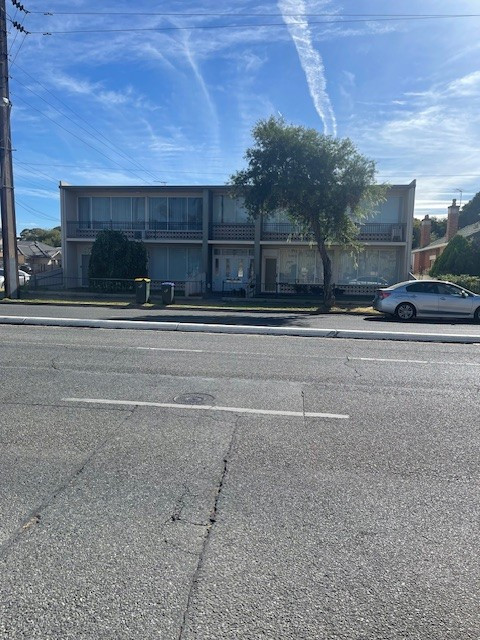 Refurbished Large One Bedroom PLUS small study, Apartment unit with Large Living area , Great location.