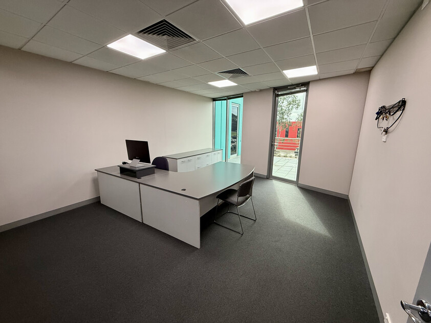 Prime Showroom & Warehouse with Exceptional Highway Frontage