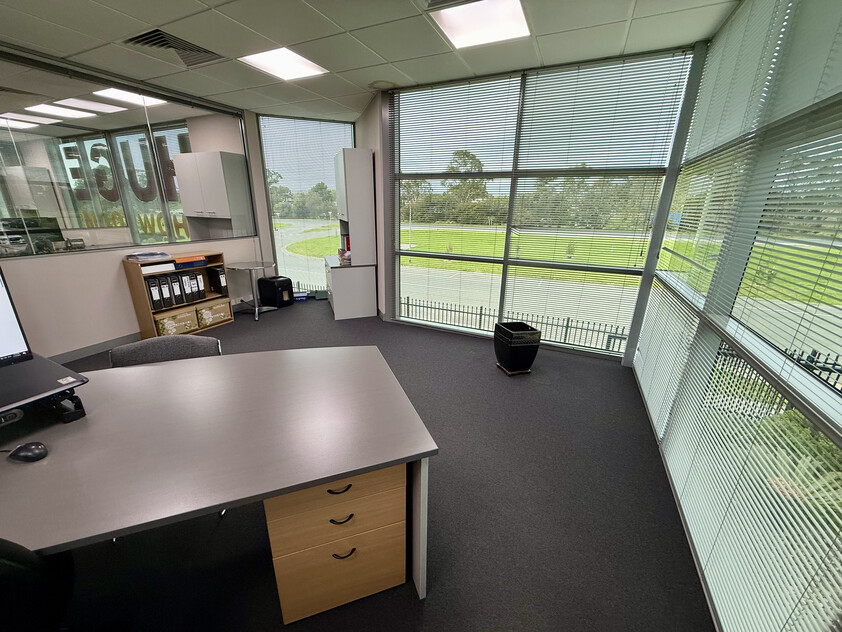 Prime Showroom & Warehouse with Exceptional Highway Frontage
