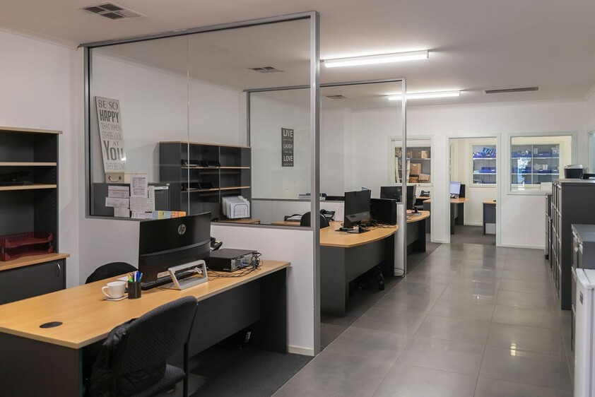 Prime Showroom & Warehouse with Exceptional Highway Frontage