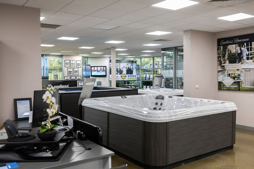 Prime Showroom & Warehouse with Exceptional Highway Frontage