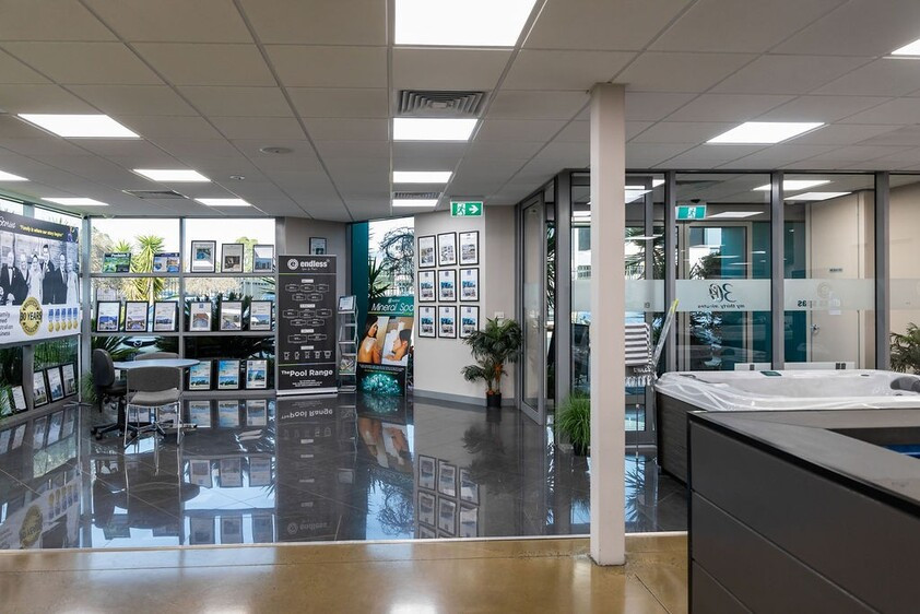 Prime Showroom & Warehouse with Exceptional Highway Frontage