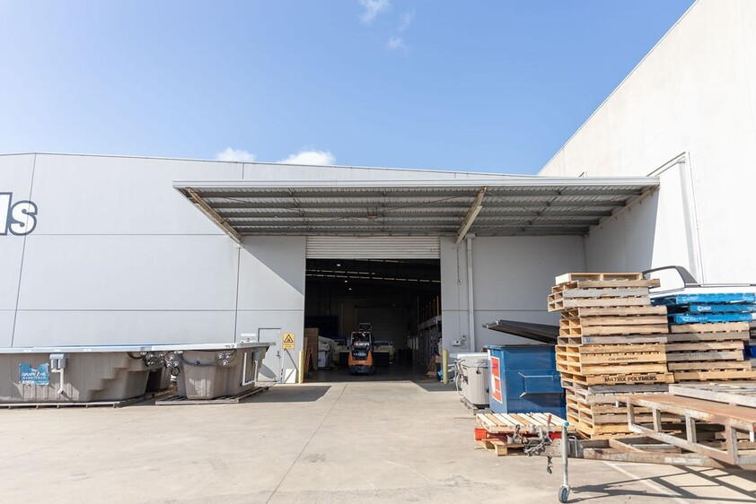 Prime Showroom & Warehouse with Exceptional Highway Frontage