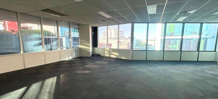 84m2 - Bright & Versatile office space