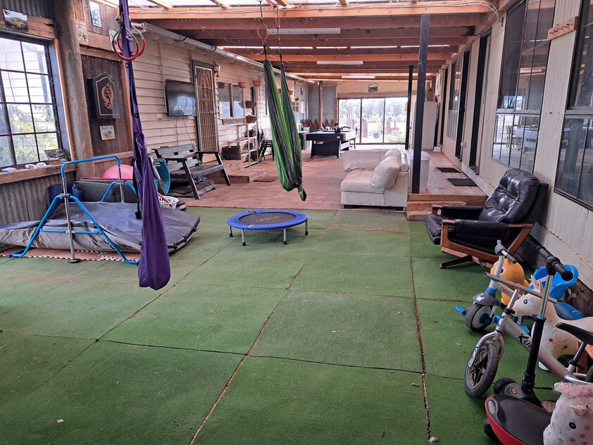 Spacious Hobby Farm on 28 Acres 10 Minutes from Donald