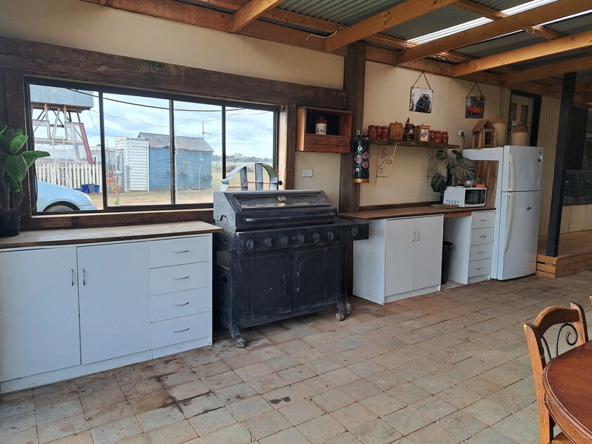 Spacious Hobby Farm on 28 Acres 10 Minutes from Donald