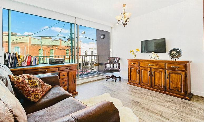This superior quality as new one bedroom apartment is in the Heart of Glen Iris