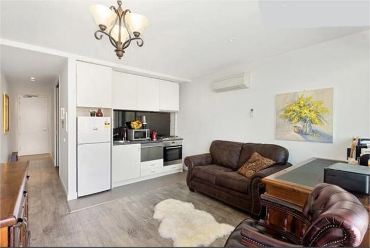 This superior quality as new one bedroom apartment is in the Heart of Glen Iris