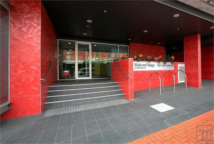 This superior quality as new one bedroom apartment is in the Heart of Glen Iris