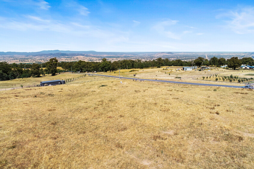 Spectacular High Country Mountain Views in a Rural Living Zone!