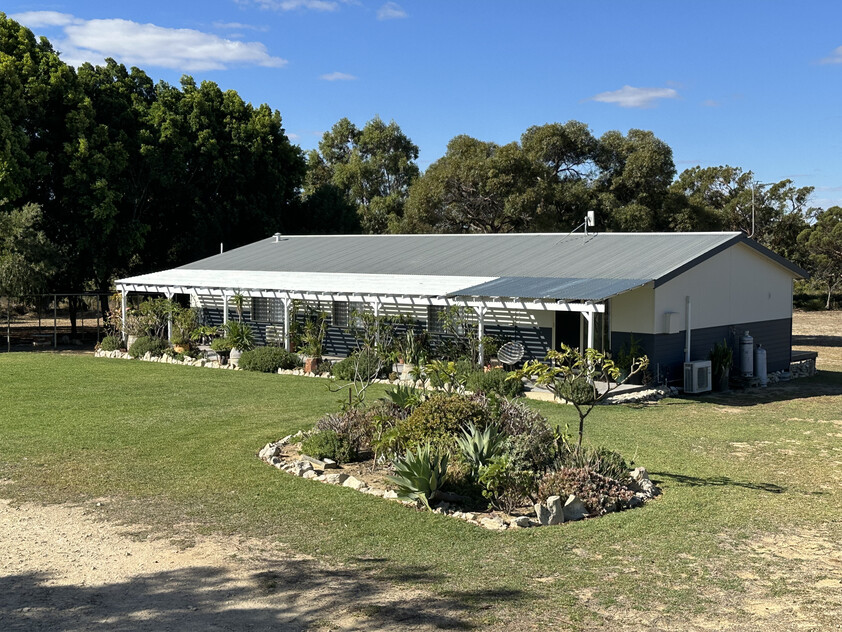 Modern Rural Retreat with Large Living, Massive Shed & Nature Reserve Outlook