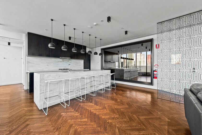 Stylish 2 bedroom CBD living with Car Park & Resort-Style Amenities