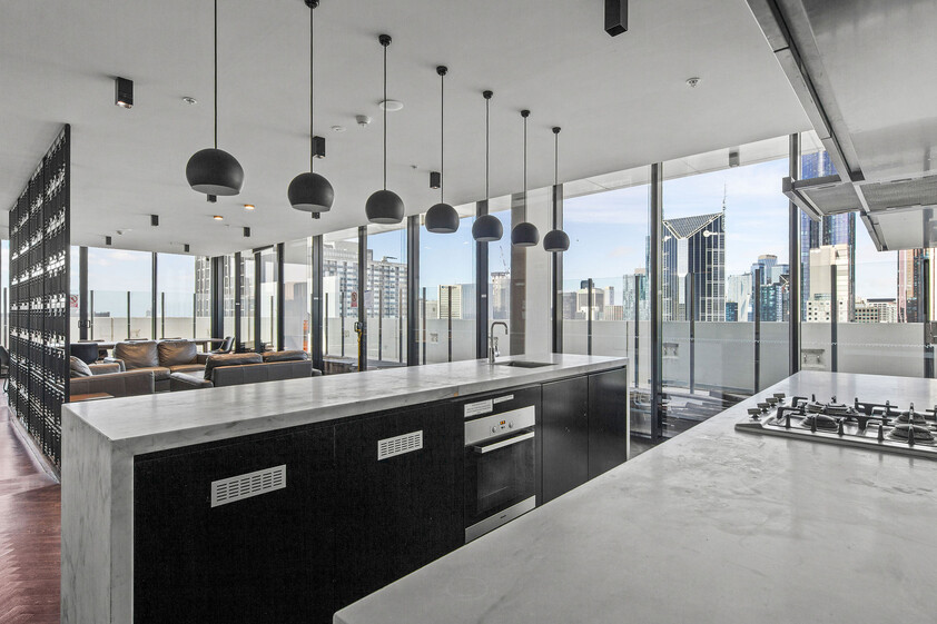 Stylish 2 bedroom CBD living with Car Park & Resort-Style Amenities