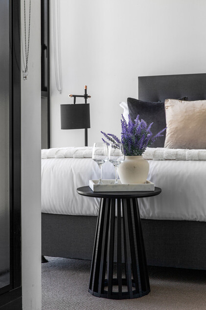 Stylish 2 bedroom CBD living with Car Park & Resort-Style Amenities