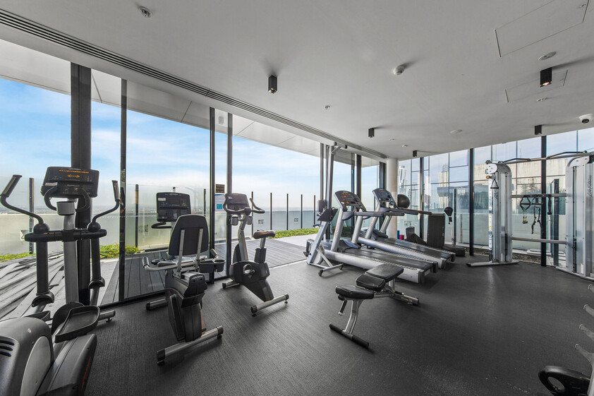 Stylish 2 bedroom CBD living with Car Park & Resort-Style Amenities