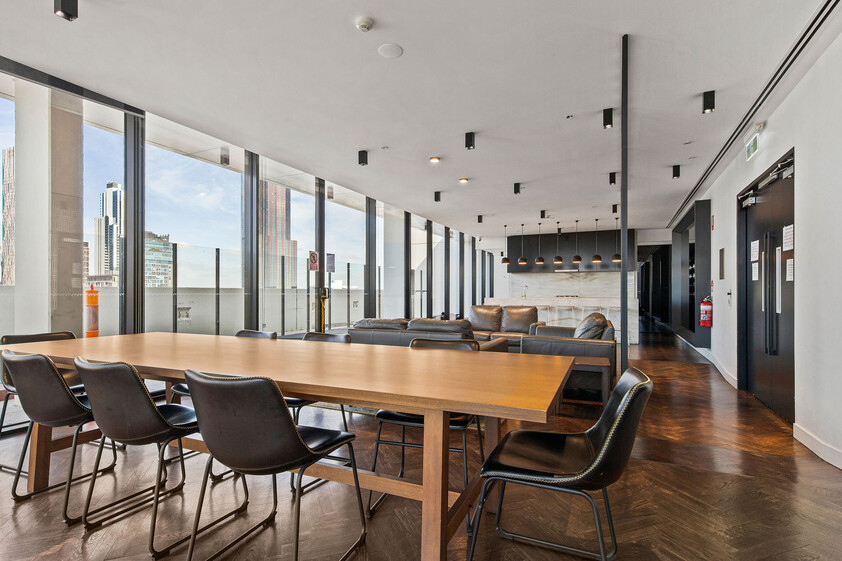 Stylish 2 bedroom CBD living with Car Park & Resort-Style Amenities