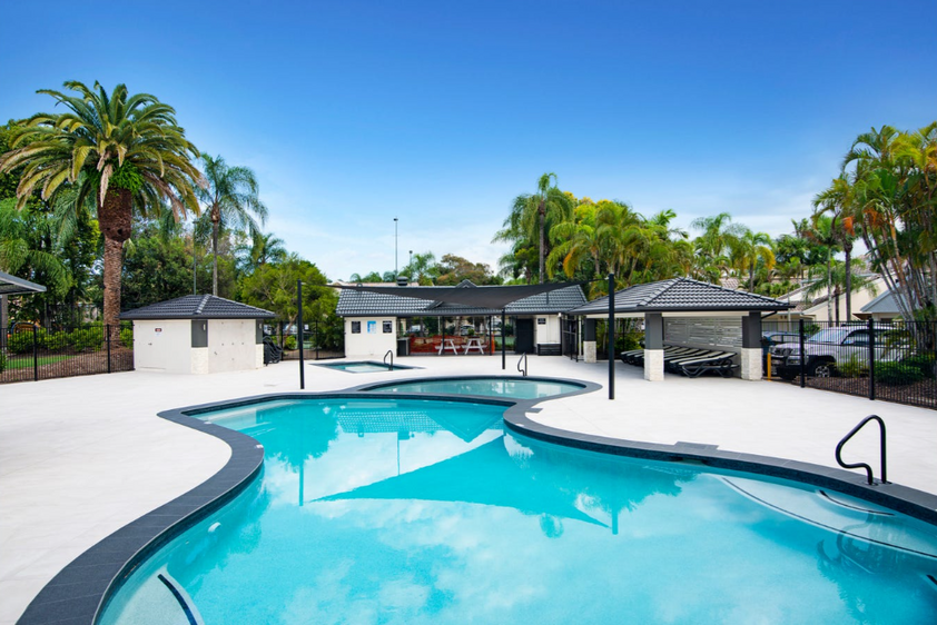 West facing Lakeside Townhouse + Resort Facilities