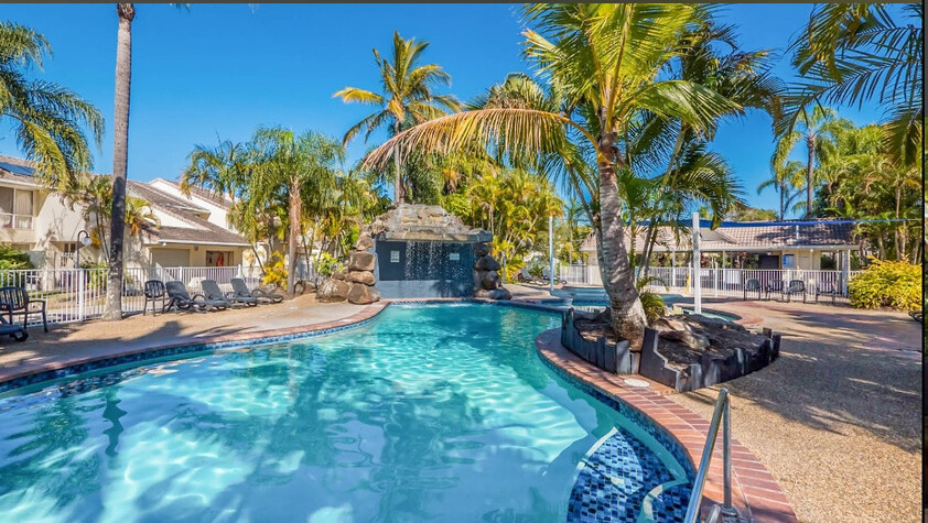 West facing Lakeside Townhouse + Resort Facilities