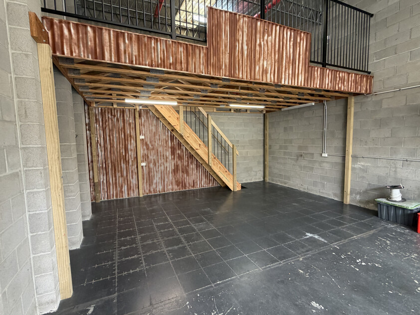 MINI WAREHOUSE GATED