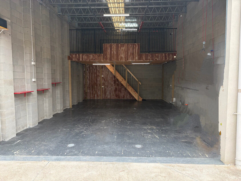 MINI WAREHOUSE GATED