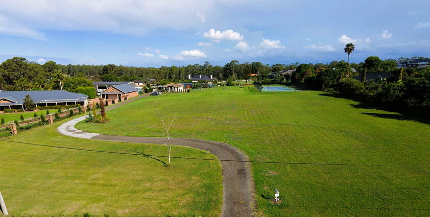 A Grand 1-Hectare Estate: The Pinnacle of Semi-Rural Luxury